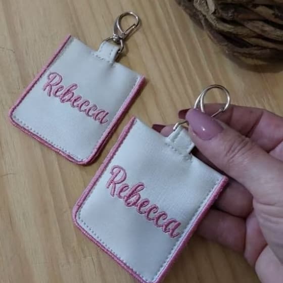 Chaveiro TAG para bolsa, mala Maternidade. Em sintético, nome bordado personalizado, fecho douradas.