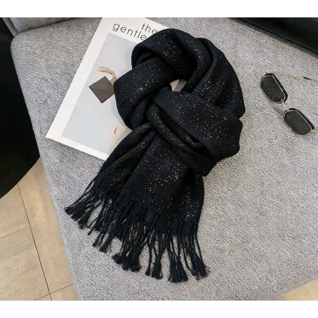Lenço com franjas em formato de estrela, disponível em preto e branco.