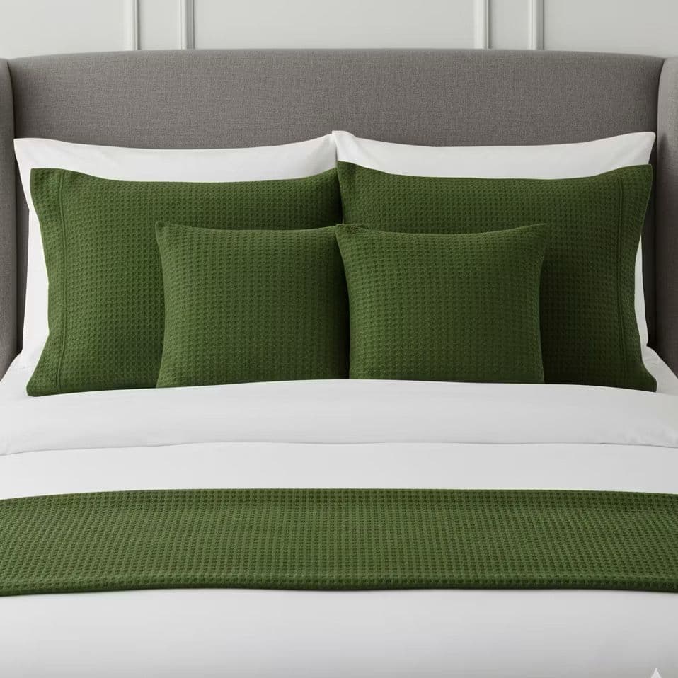Kit Cama Posta Casal Piquet Liso 5 Peças Completo – Peseira Decorativa + Porta Travesseiro + Almofadas