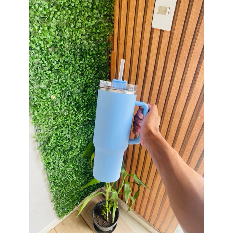 🧊 Copo Térmico com Alça e Canudo – Mantém Gelado por Horas! 🧊