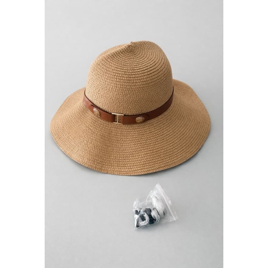 Chapeu de praia, viagem, mochileiro, mulher, feminino, palha, marrom, caramelo, piscina, cachoeira, boho, vintage, retrô