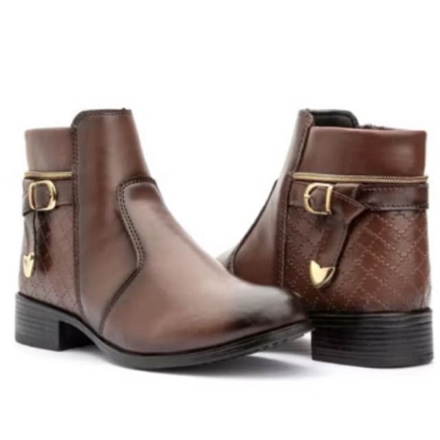 Bota Coturno Feminina Outono/Inverno – Estilo e Conforto | Bota Cano Curto com Salto Baixo e Detalhes Dourados