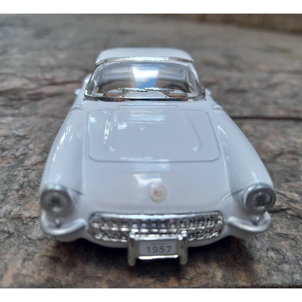 Miniatura Chevrolet 1957 Branco 1/34 Kinsmart Metal e Fricção