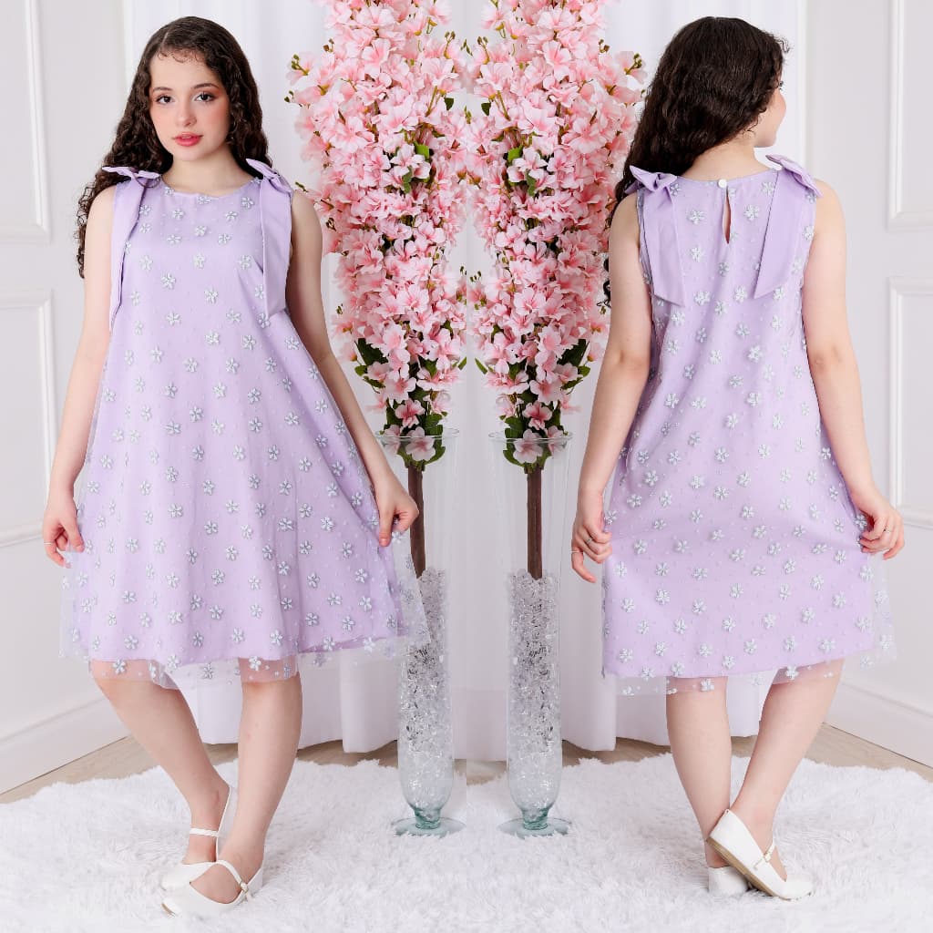 Vestido infantil tule com estampa floral e laço nos ombros.