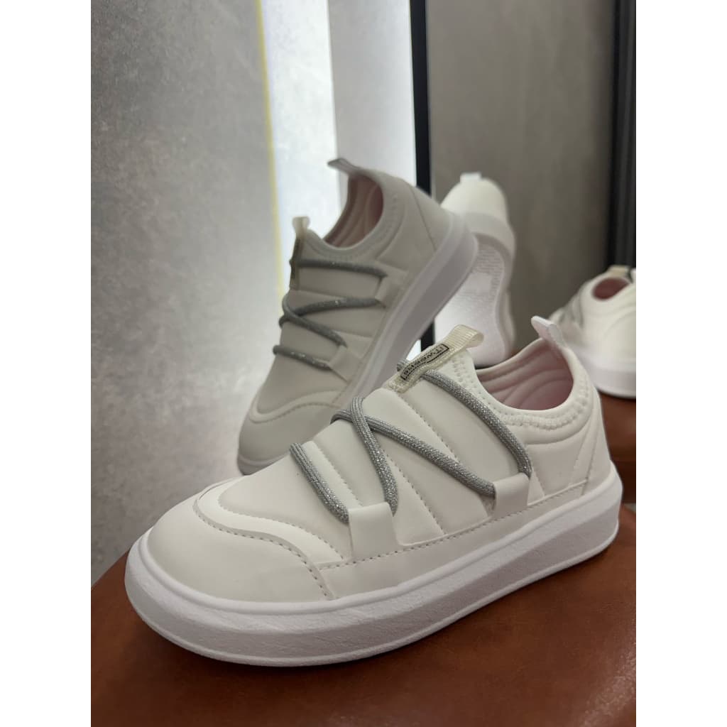 Tênis Infantil Novopé Branco com Glitter Prata Feminino Confortável Casual Escolar Calce Fácil Aulas