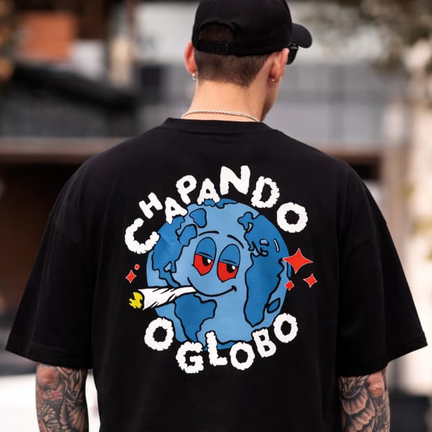 Camiseta Chapando o Globo Streetwear Unissex 100% Algodão