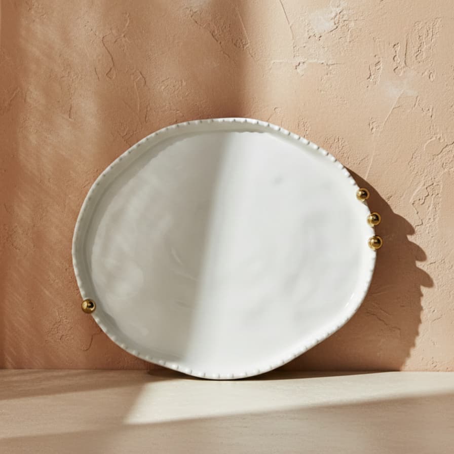 Travessa Bandeja Centro de Mesa Fruteira Porcelana Branca Esferas Douradas Organico 29x28x3,5cm