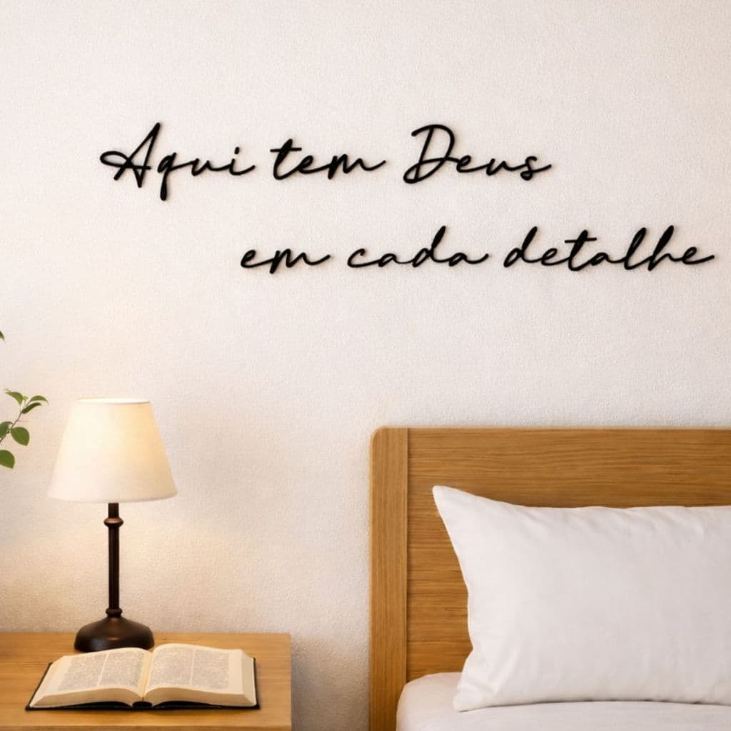 Frase de parede Aqui tem Deus em cada detalhe - frase decorativa religiosa em mdf para parede