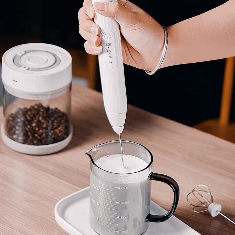 (Cores Sortidas) - Batedor Misturador Mixer Elétrico para Bebidas Leite Café Clara de Ovo 2 em 1