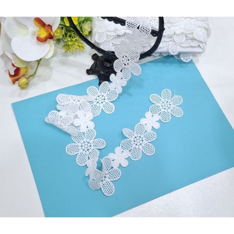 Renda Guipir Flor com Véu Aplicação Artesanato Decoração Off White Fosco Largura 6 cm Fita Larga 15 jardas