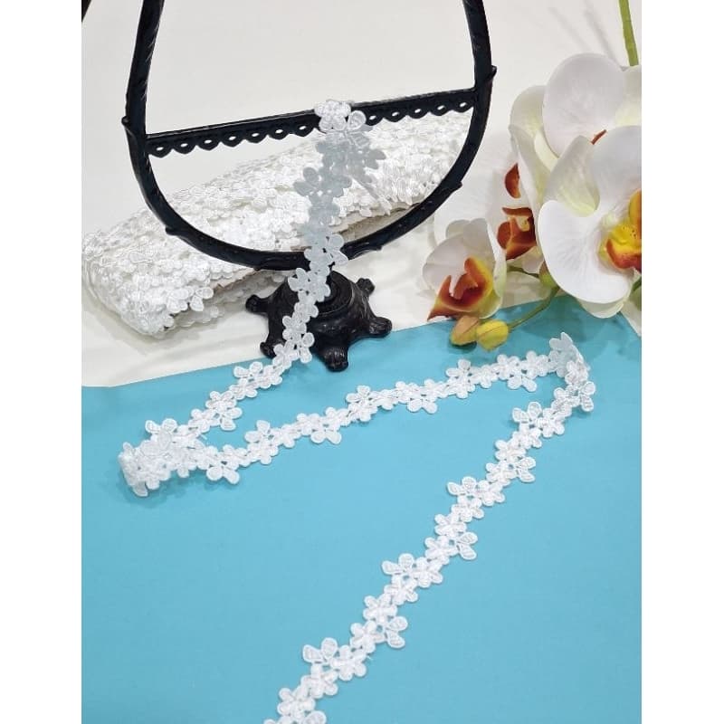 Renda Guipir Flor com Véu Aplicação Artesanato Decoração Off White Largura 2,2 cm com 15 jardas