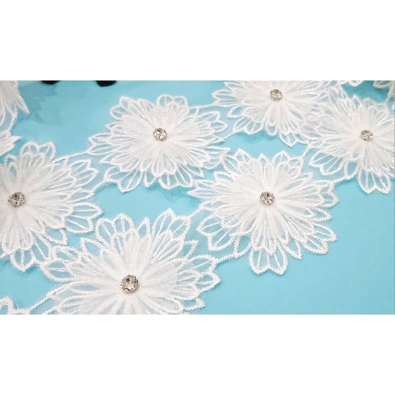 Renda Guipir Flor 3D com Strass Véu Aplicação Artesanato Off White Largura 10,4 cm com 13 mt delicado 15 jardas