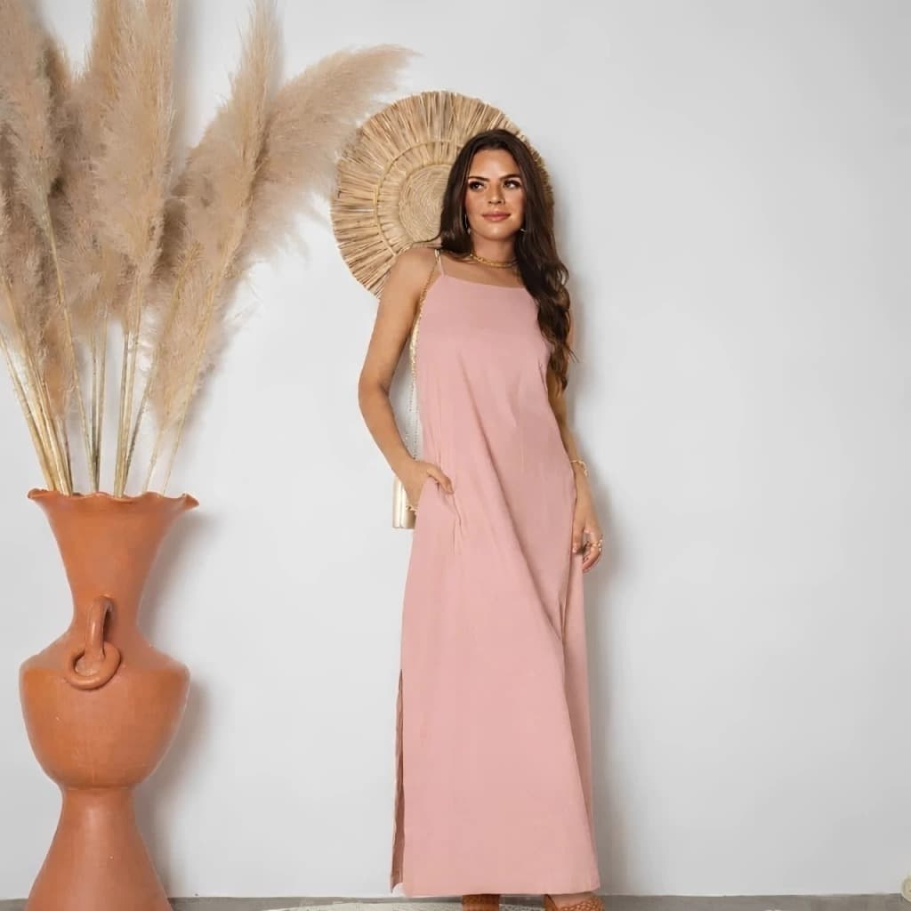 Vestido de Linho longo com fenda na lateral alça regulável em linho alta qualidade peça  versátil e contemporânea