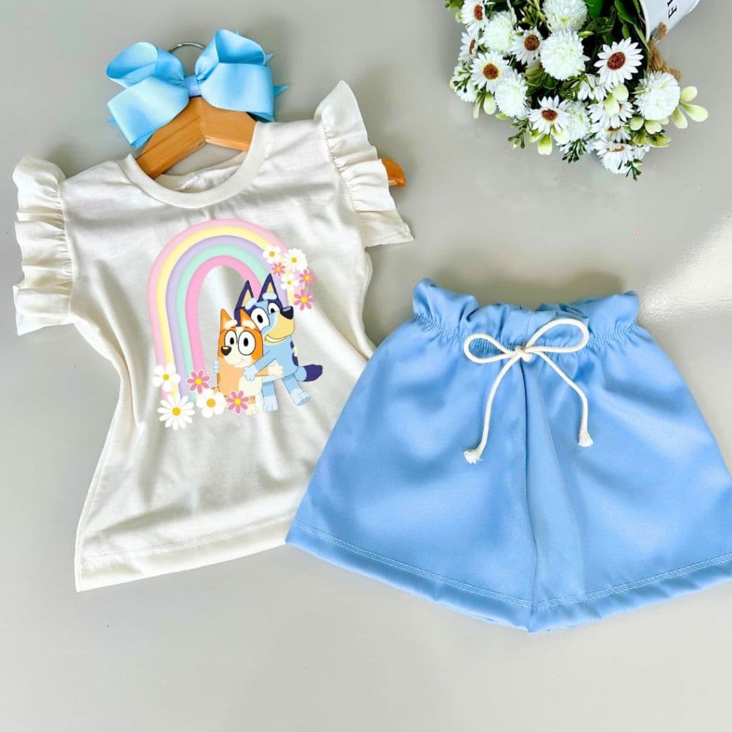 🌈 Conjunto Infantil Amiguinhos do Arco-Íris 💙 Look Fofinho, Delicado e Encantador Blusa off white short azul