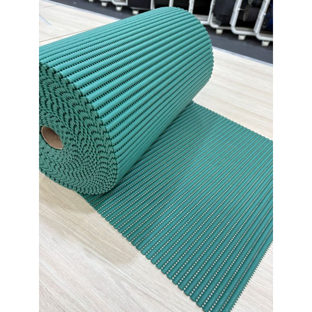 Passadeira Emborrachada Antiderrapante 45cm Largura - Toque Suave e Secagem Rápida Verde Liso