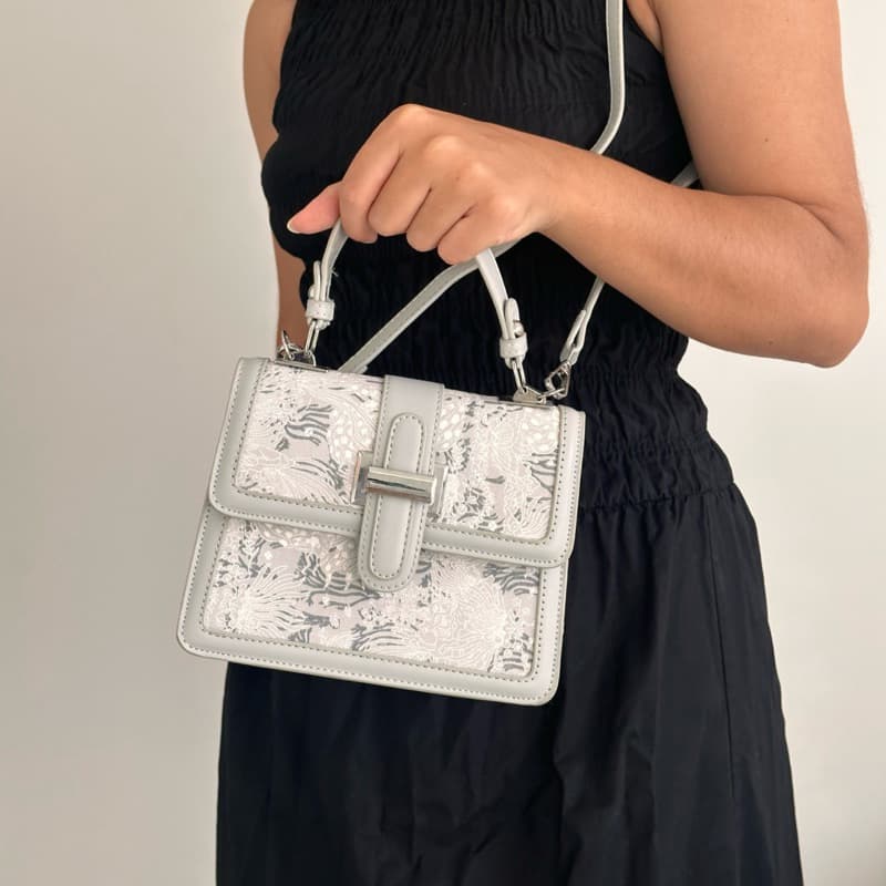 Bolsa Feminina Compacta 2 em 1 com Alça Longa e Alça de Mão Estampada