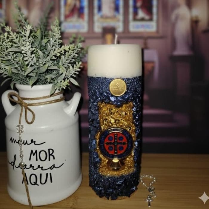 Vela Artesanal Decorativa com Medalha de São Bento - Aromática - Proteção Espiritualidade e Fé