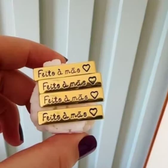Placa feita a mão ouro,pintada de preto, com 4 unidades.