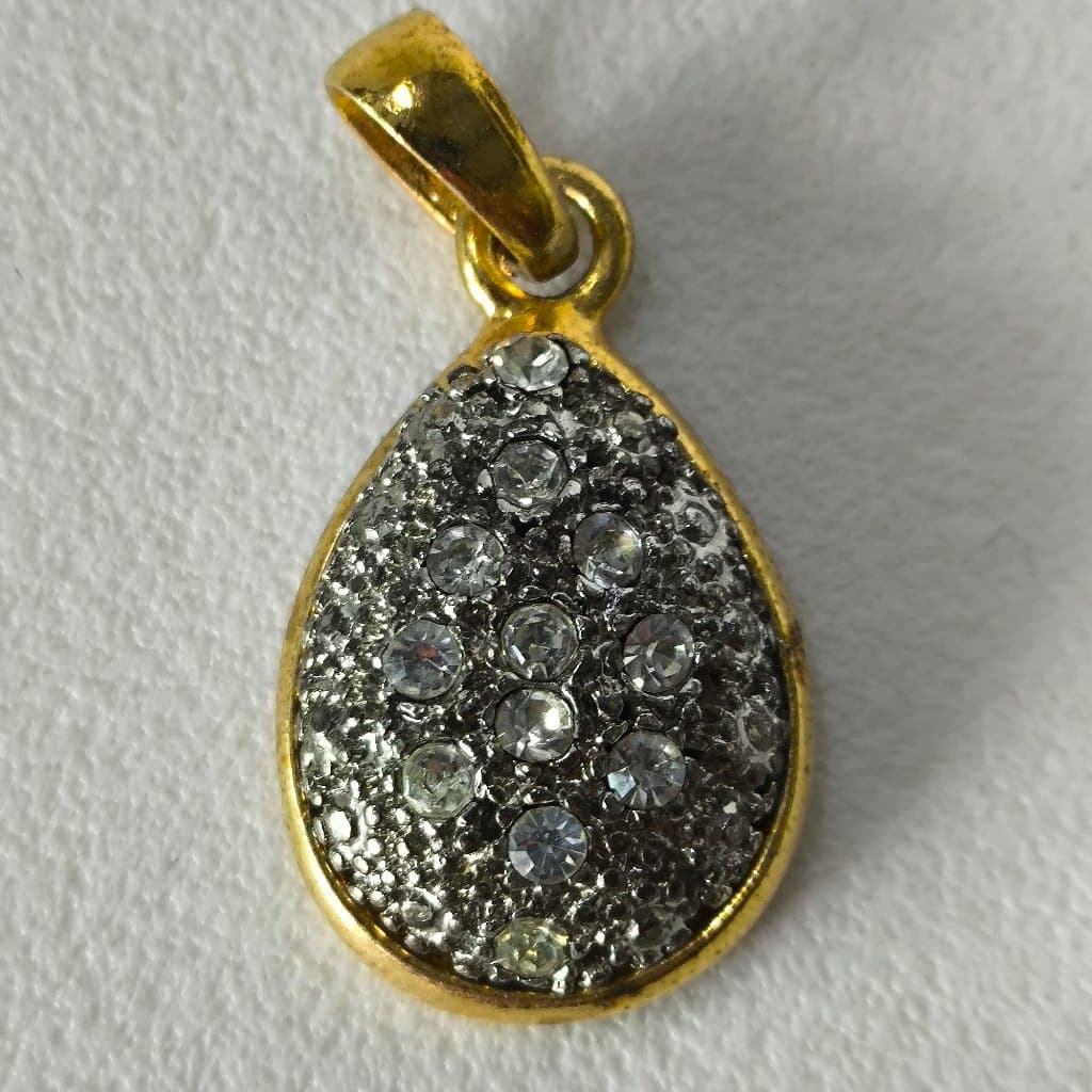 Pingente em formato de gota com zircônias ou strass