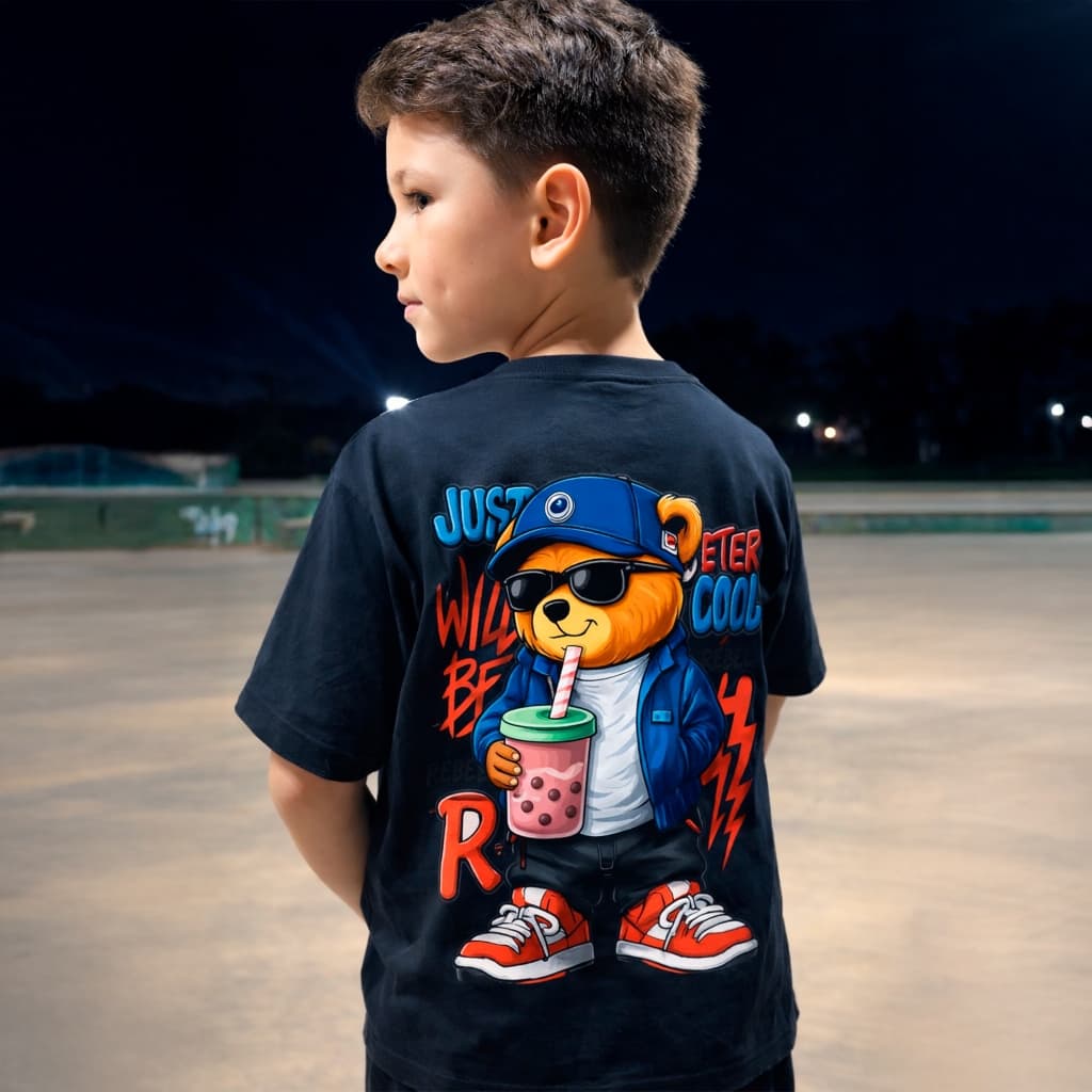 Camiseta street menino com urso nas costas estampa grande