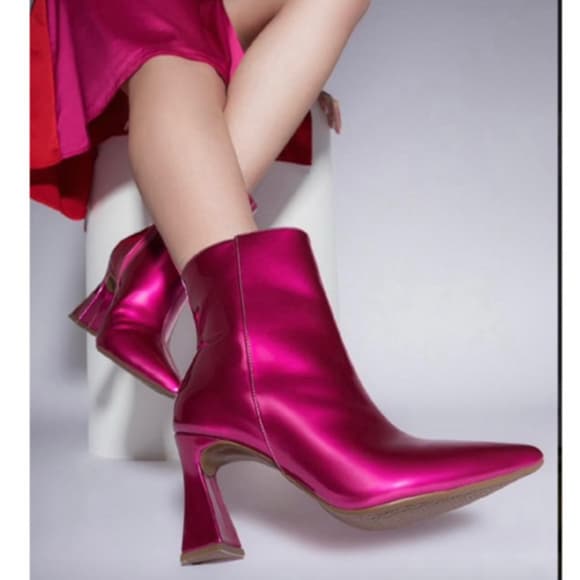 BOTA EM VERNIZ SALTO GROSSO, BICO FINO, COM ZIPER
