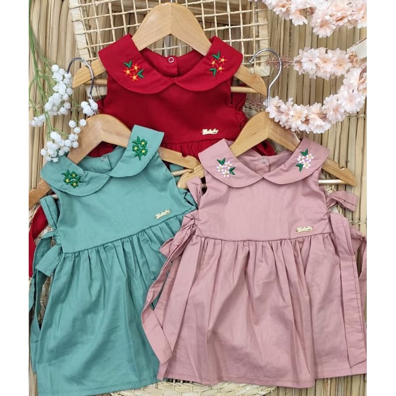 vestido Aurora menina bebê com bordados na gola e laço nas laterais tamanho P,M,G