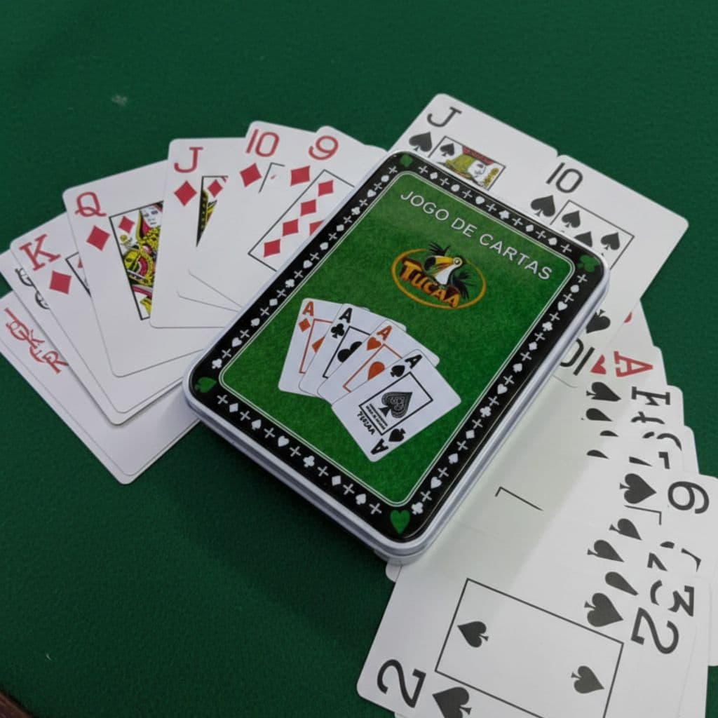 Jogo De Cartas Baralho Duplo 108 Cartas Com Estojo Em Metal TUCAA