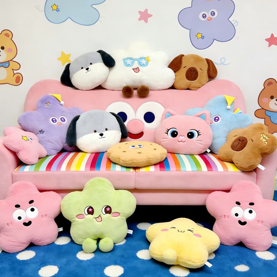 Almofadas decorativas de pelúcia são perfeitas para decorar sofás, salas de estar e também como brinquedos de pelúcia.