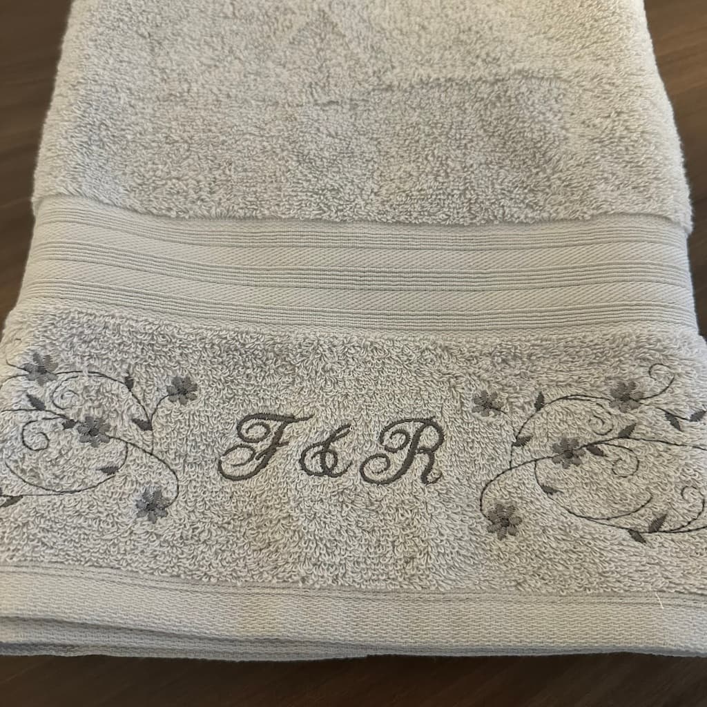 Toalha de Lavabo (30 x 50 cm) em Algodão Egípcio Bordado Floral + Letra Bordada Personalizada Presente