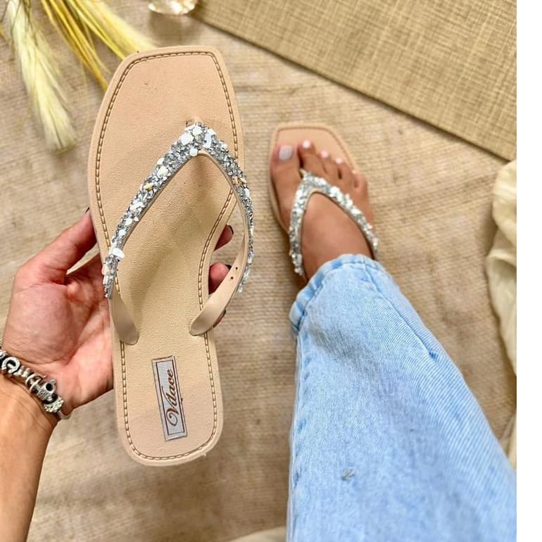 Sandália Chienlo Rasteira Feminina com Pedrarias – Conforto e Elegância