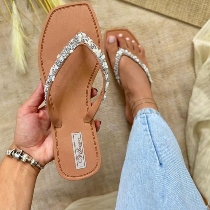 Sandália Chienlo Rasteira Feminina com Pedrarias – Conforto e Elegância