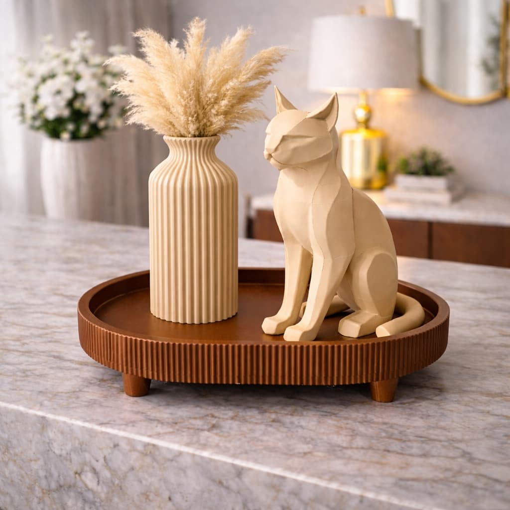 Bandeja Decorativa Moderna com Gato Geométrico e Vaso – Decoração Elegante