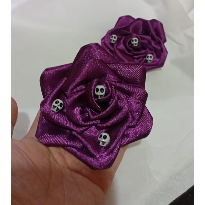 FLOR DE CABELO ROXA CETIM COM PRESILHA E CAVEIRAS MARIA MULAMBO POMBA GIRA