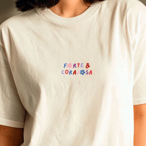 Baby Look Feminina Forte e Corajosa Camiseta Cristã 100% Algodão Premium Blusa Evangélica