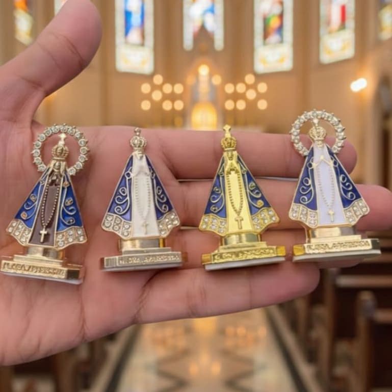 Mini Nossa Senhora Aparecida Sortida para Painel de Carro Dourado e Prata