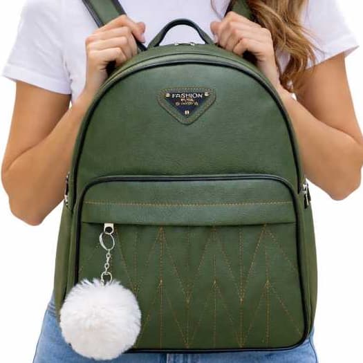 Mochila Feminina Fashion Elegante De Couro Sintético Com Detalhe Acolchoado Chaveiro Pompom