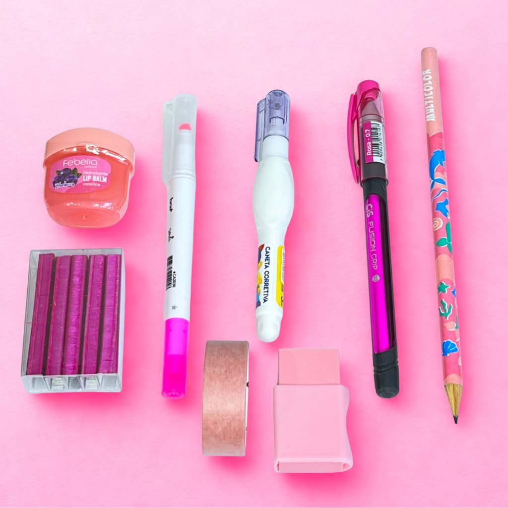 🎀 Kit Papelaria Rosa + Lip Balm Febella Mirtilo | 8 Itens Fofos para o Dia a Dia