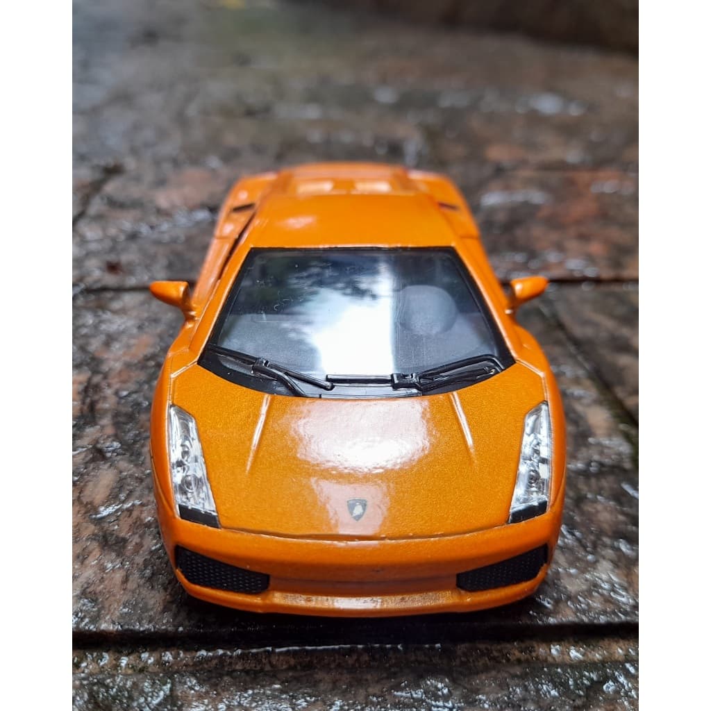 Miniatura Lamborghini Gallardo 1:32 Laranja Kinsmart Metal e Fricção.