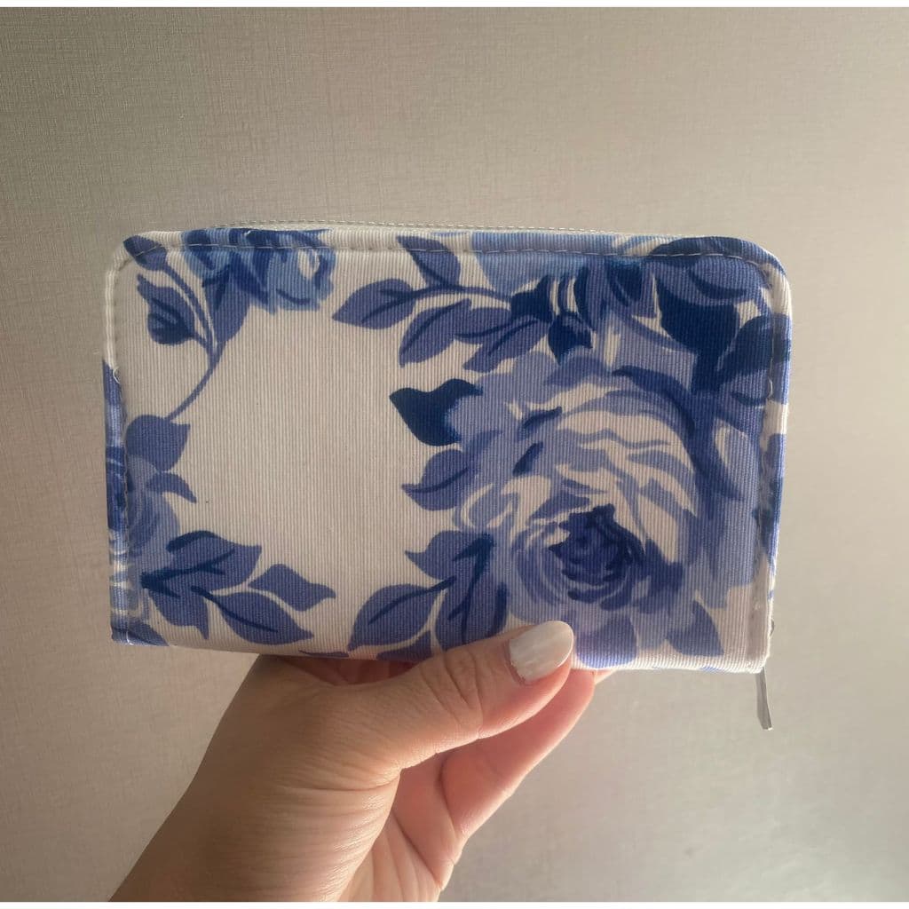 CARTEIRA FEMININA ESTAMPADA FLORAL BRANCA E AZUL EM TECIDO E COM ZIPER
