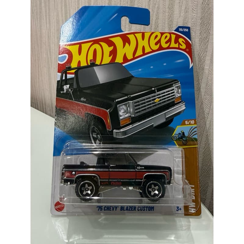 Carrinho Hot Wheels '75 Chevy Blazer Custom preta / Hot Wheels '75 Chevy Blazer Custom branca