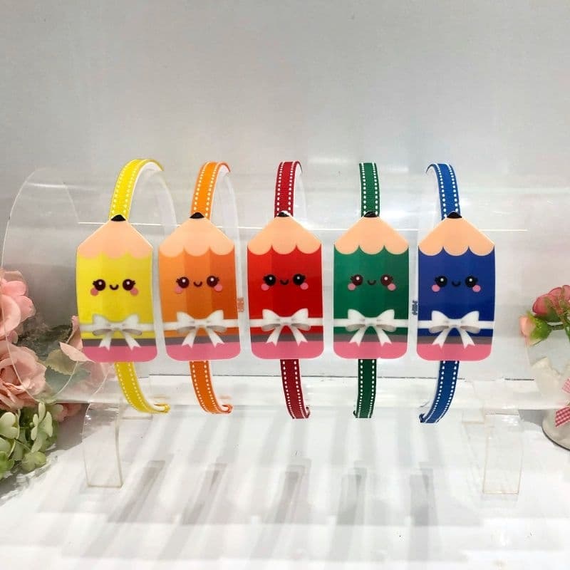 Tiara infantil volta as aulas / escolar com aplique lápis em acrílico