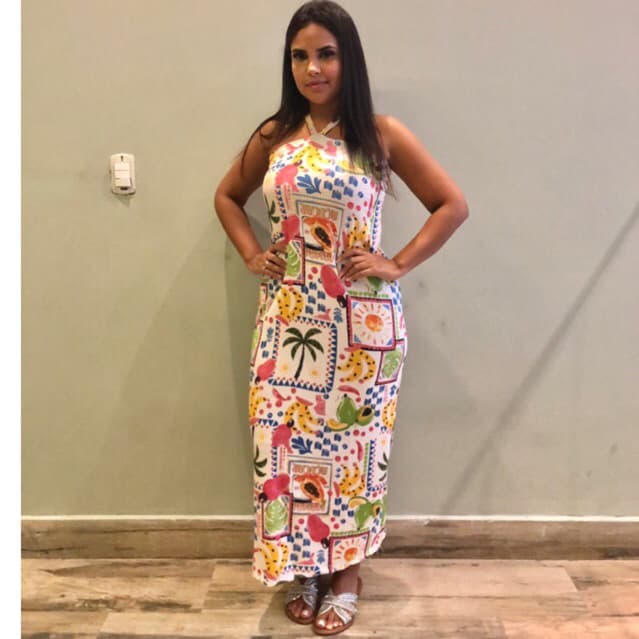 Vestido longo feminino com detalhe no pescoço