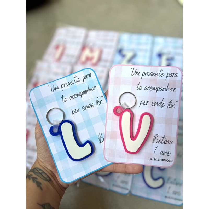Kit 10 chaveiros personalizado com letra-lembrancinhas-identificação escolar