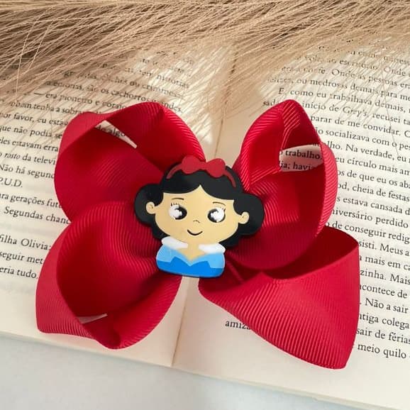 Laço de cabelo infantil tematico  Branca de neve vermelha na presilha com borrachinha antideslizante