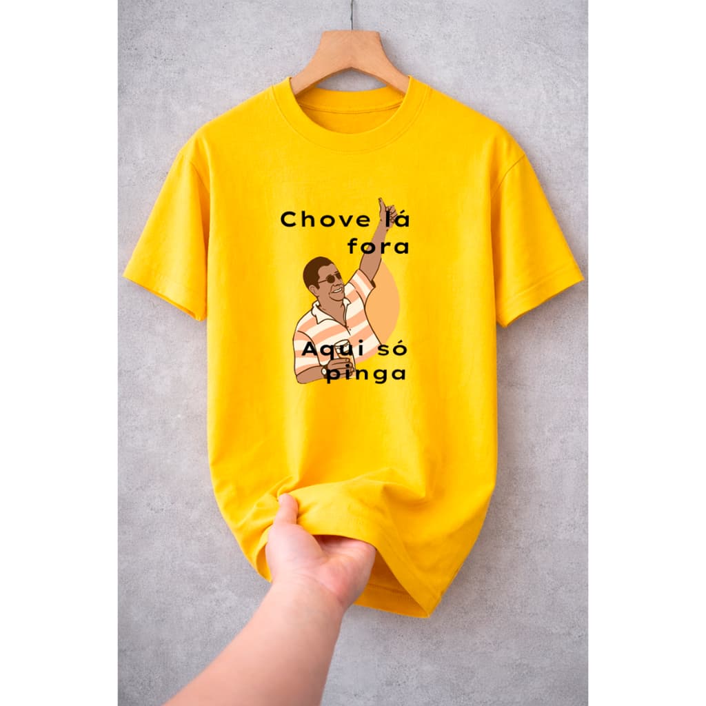 Camiseta Chove Lá Fora Aqui Só Pinga Meme Engraçada Unissex Algodão