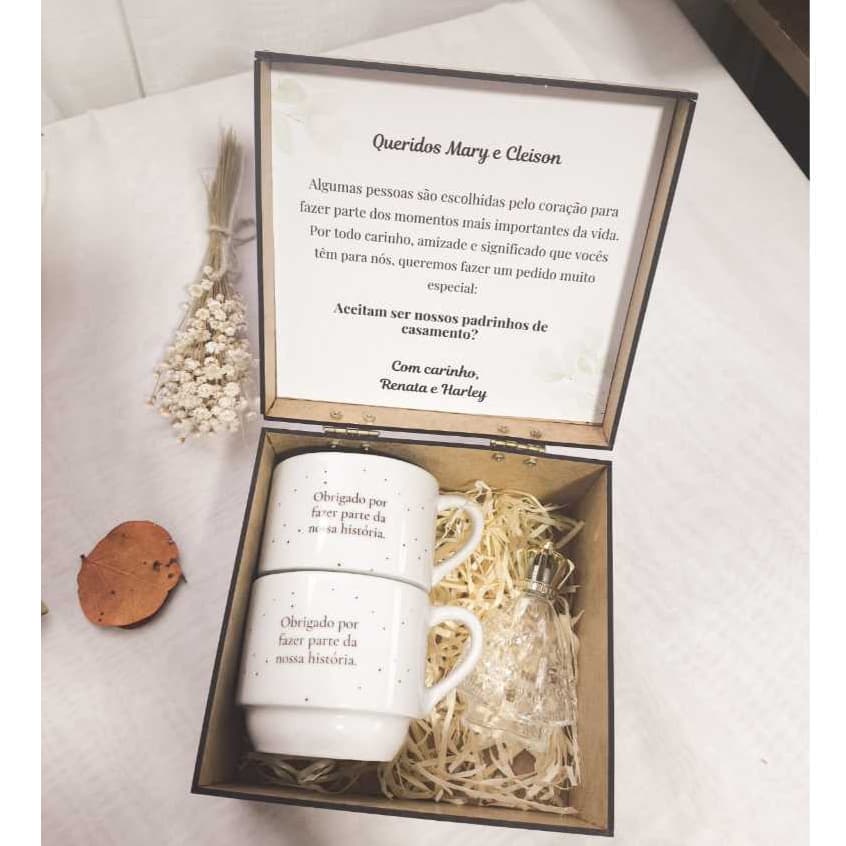 Kit Convite para Padrinhos de Casamento com Xícaras de Cerâmica + Frasco Nossa Senhora para Agua Benta