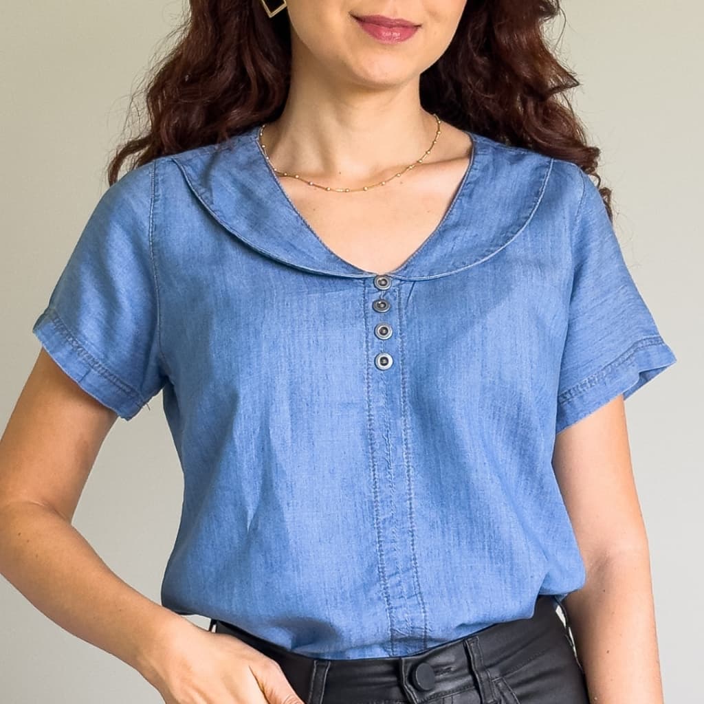 Blusa feminina jeans com botões e babado na gola