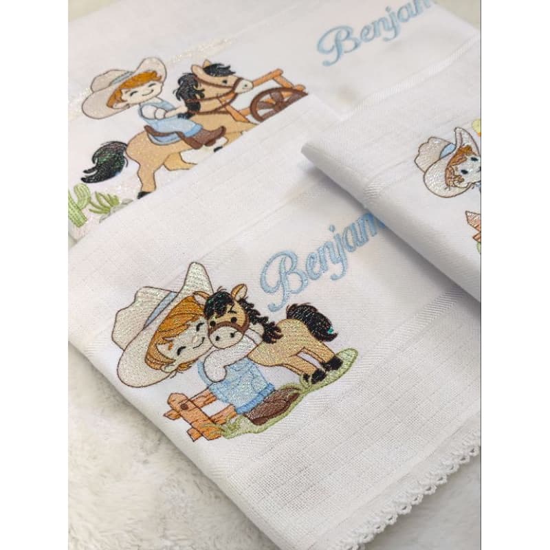 2 fraldas de ombro e 1 de boca com acabamento em Croche vários temas disponíveis para menino ou menina