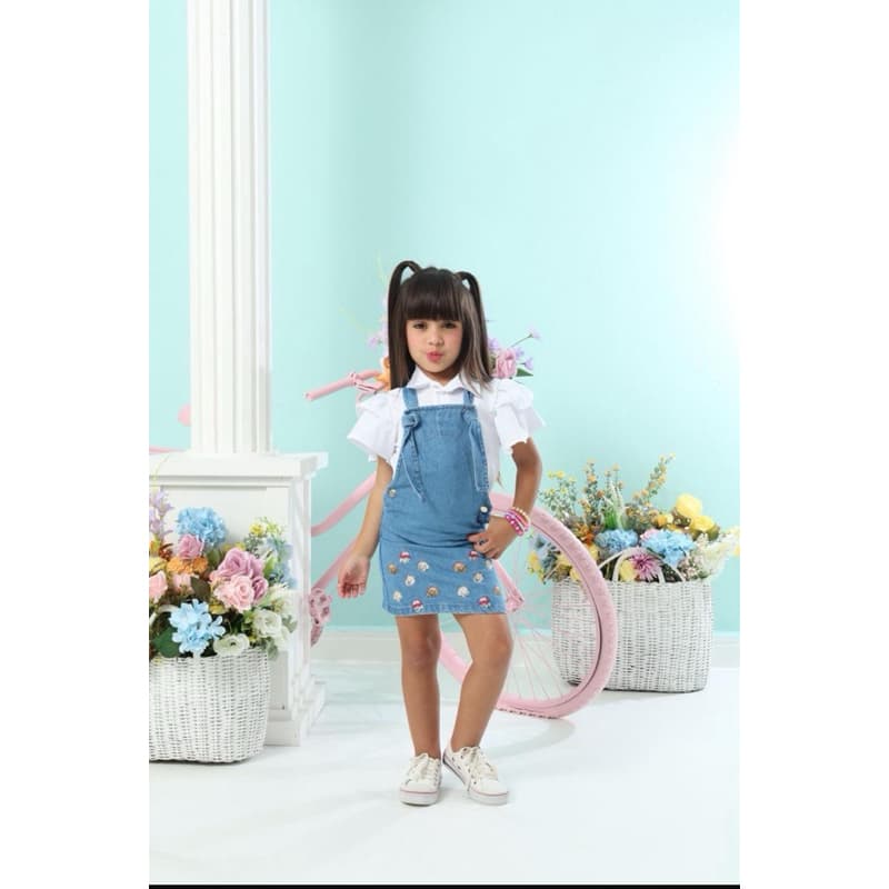 Jardineira vestido com blusa  lisa