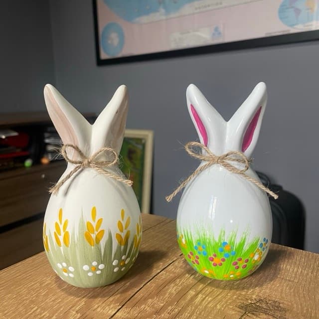 Vaso Decorativo Ovo de Páscoa em Cerâmica Artesanal Coelhinho Off White / Branco Brilhante